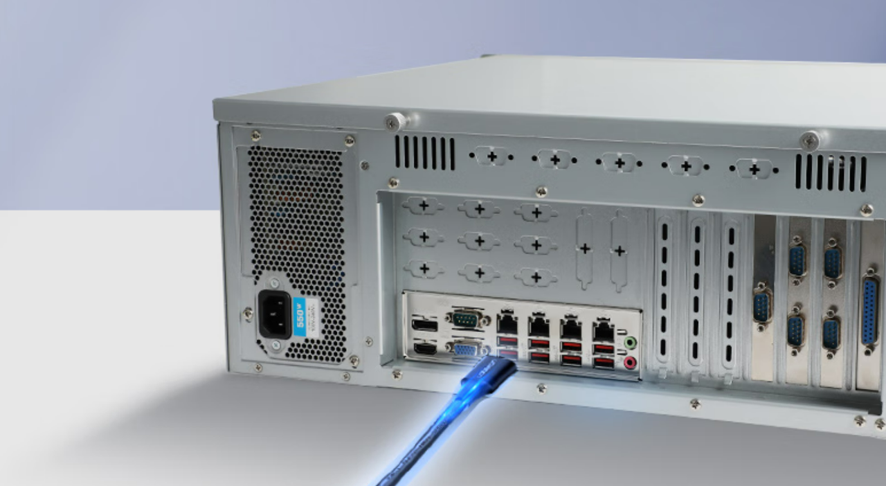 該設(shè)備板載7個PCIe插槽——1個PCIe*16（Gen15）或2個PCIe*8（Gen5），1個PCIe*1，4個PCI*4。