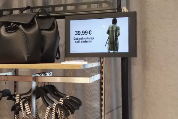 三防平板在ZARA廣告機中的應(yīng)用.png 三防平板在ZARA廣告機中的應(yīng)用.png